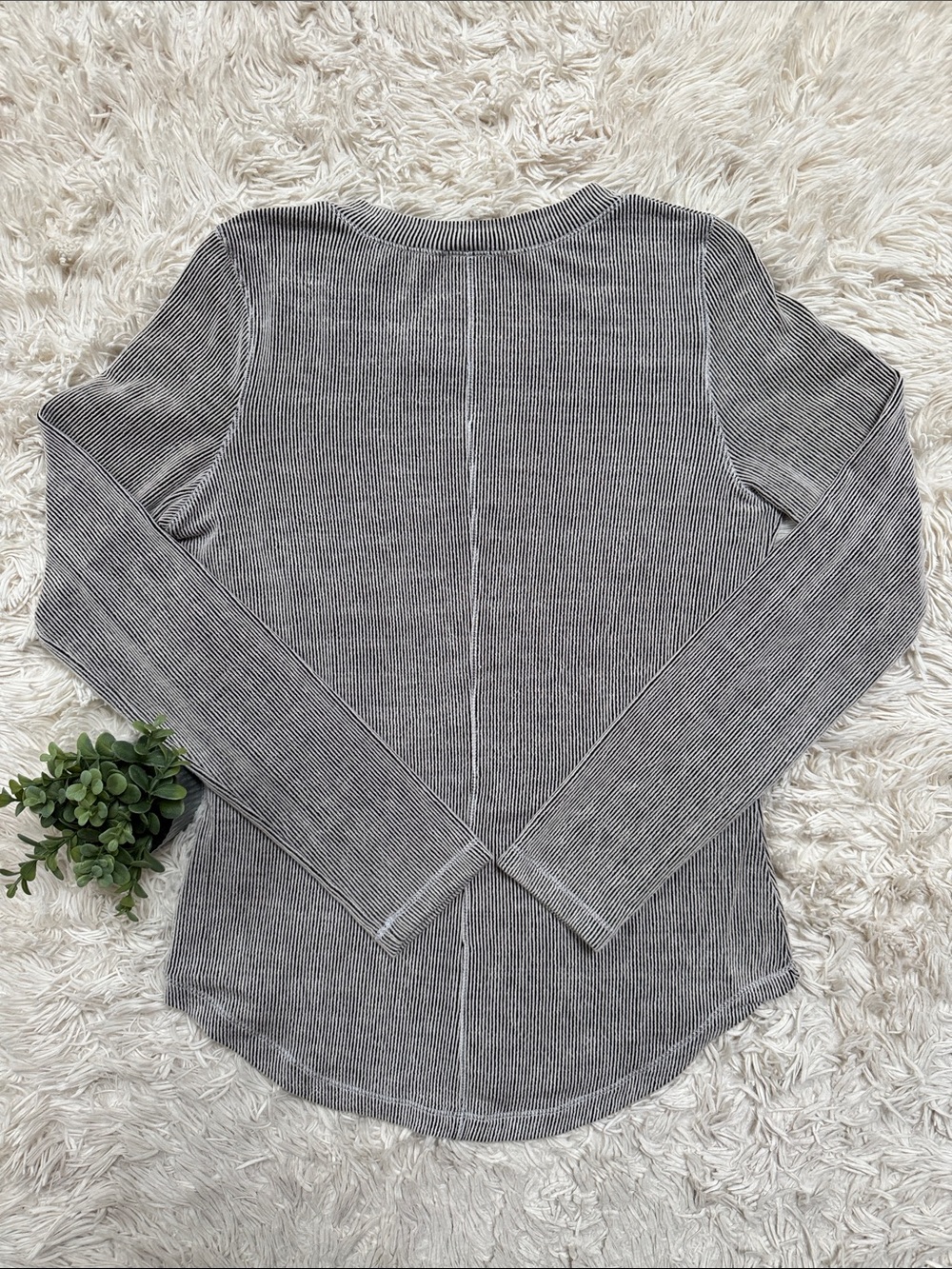 Bucket List Ribbed Crewneck Henley LS Top ๐ Black & White - Picture 3 of 13